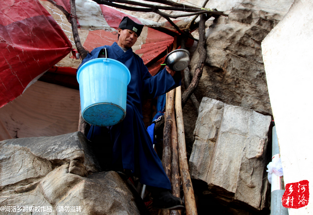 老崔居住的地方?jīng)]有通電，有了手機(jī)之后，就多了一項(xiàng)差事，隔天需要下山找地方給手機(jī)充電。一年多來(lái)，經(jīng)常上山下山，加上誦經(jīng)燒香，老崔的身體硬朗了很多，山路上行走，甚至比途經(jīng)的驢友更加迅速。