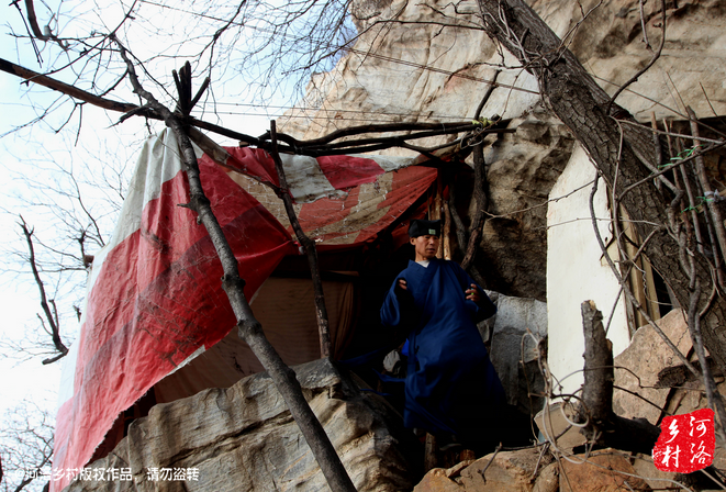 那個(gè)打斷老崔肋骨的道友搬走了，此刻半山腰只剩下老崔一個(gè)人，除了山下的香客，也只有偶爾登山的驢友路過(guò)。老崔一副面帶微笑的慈祥模樣，也贏得香客好感，有山下香客邀請(qǐng)他春節(jié)下山過(guò)年，老崔有些糾結(jié)，對(duì)于香客的邀請(qǐng)，是去還是不去呢？