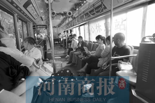 高考家長坐公交“討彩頭” 網(wǎng)友提醒：“別坐985路” 為啥？