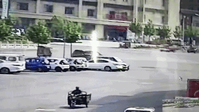 然而，這起看似簡(jiǎn)單的交通事故，接下來(lái)發(fā)生的事兒，卻讓人感到驚奇。