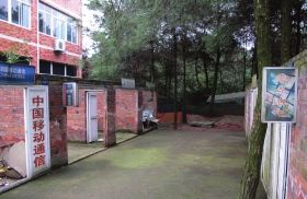 緊挨鐵山坪基地，有一條“迷你”街道，雖然簡(jiǎn)陋，但尚未拆去的店鋪名稱顯出了曾經(jīng)的“繁華”。組圖/記者倪志剛