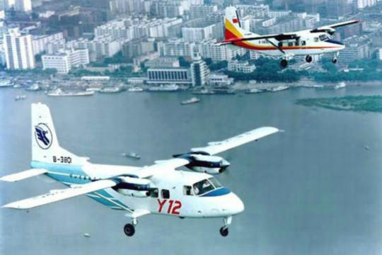 資料圖：中國(guó)運(yùn)-12空中飛行。