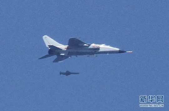 資料圖：中國(guó)飛豹戰(zhàn)機(jī)發(fā)射導(dǎo)彈，精確打擊海上目標(biāo)。