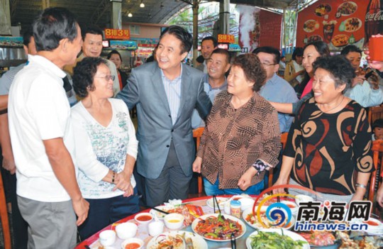 1月1日，省委書記、省人大常委會主任羅保銘在三亞調(diào)研。圖為在三亞春園海鮮大排檔，羅保銘來到用餐的游客中間，了解他們在三亞的旅游感受，并認真聽取大家的意見和建議。本報記者 王凱 攝