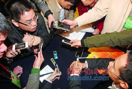 咨詢(xún)問(wèn)政會(huì)上，記者的錄音設(shè)備遍布臺(tái)面。南都記者 馮宙鋒 攝