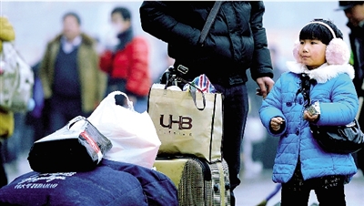 昨天上午，一名隨家長回老家的小女孩在等候進站。