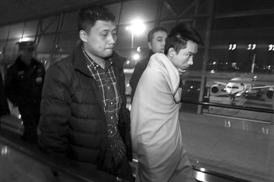 昨日，首都機場，跨國綁架勒索團伙首犯中國籍男子奚某被押解回國。新京報記者 尹亞飛 攝
