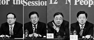 昨天，國(guó)務(wù)院深化醫(yī)藥衛(wèi)生體制改革領(lǐng)導(dǎo)小組辦公室負(fù)責(zé)人王保安、孫志剛、馬曉偉、胡曉義（從左至右）就“醫(yī)藥衛(wèi)生體制改革”有關(guān)問(wèn)題回答記者提問(wèn)。記者王鵬/攝