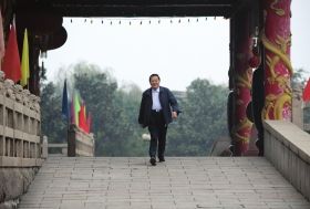 2008年10月30日清晨，吳仁寶在村中散步時(shí)從華西金塔門前走過。圖/新華社