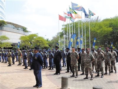 3月23日，南非警員參加德班峰會(huì)安保動(dòng)員會(huì)。為確保峰會(huì)安全，南非政府從全國(guó)抽調(diào)3000名警察加強(qiáng)安保。 新華社發(fā)