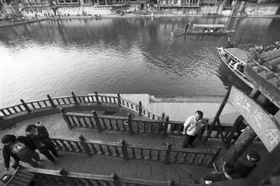 16日，湖南省長沙市，連日來，鳳凰景區(qū)游客稀少，商戶收入減少。