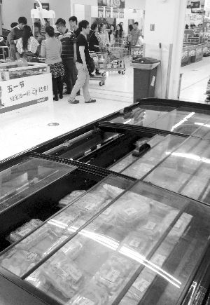 新街口某超市羊肉卷柜臺無人問津。