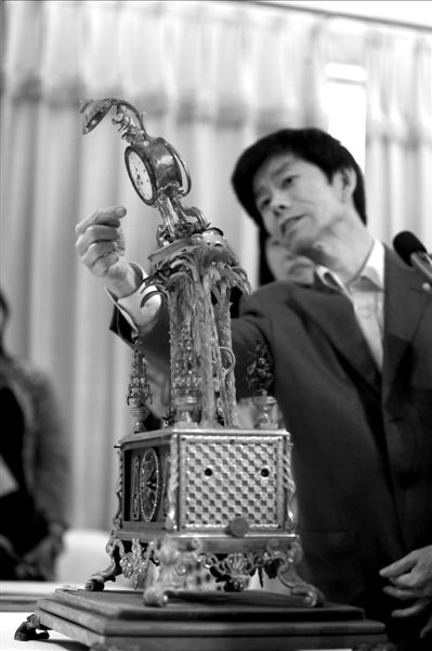 昨天，故宮文物修復(fù)專家向記者介紹“人打鐘”的損壞情況。圖/CFP