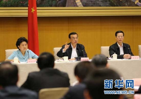 　5月13日，國務(wù)院召開全國電視電話會議，動員部署國務(wù)院機構(gòu)職能轉(zhuǎn)變工作。中共中央政治局常委、國務(wù)院總理李克強發(fā)表講話。 新華社記者劉衛(wèi)兵 攝