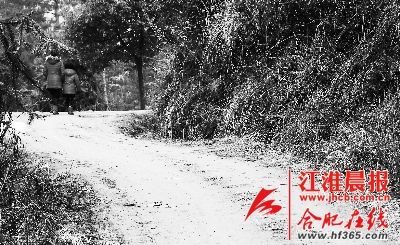 2月21日，媽媽帶著小雪離開了村子。 晨報(bào)記者 高博 攝