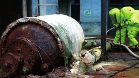 5月19日，中鹽湖南株洲化工集團有限公司廠區(qū)，消防戰(zhàn)士穿著重型防化服對泄漏點及周圍進行處置。圖/讀者高先生