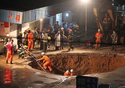 　圖為救援人員正在搜救。