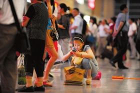 5月26日，武廣高鐵長沙南站，因?yàn)楦哞F設(shè)備故障，滯留了大量旅客。圖/記者李坤