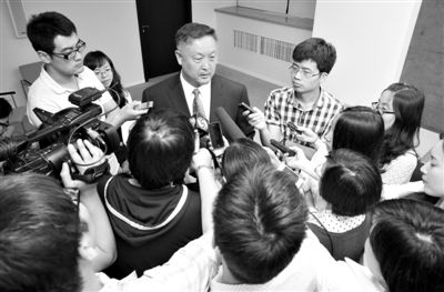 6月5日，商務(wù)部新聞辦公室召開“中歐光伏產(chǎn)品貿(mào)易摩擦”專題發(fā)布會(huì)。發(fā)布會(huì)結(jié)束后，中國(guó)機(jī)電產(chǎn)品進(jìn)出口商會(huì)會(huì)長(zhǎng)張鈺晶接受記者采訪。新京報(bào)記者