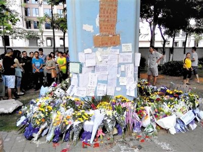 　昨日，廈門市民在BRT的橋墩下放上鮮花悼念逝者。新京報記者 郭鐵流 攝