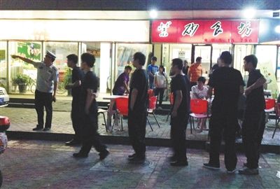 6月13日晚10點，朝陽區(qū)國美第一城附近，一名城管隊員帶領一隊協(xié)管例行巡查街邊大排檔。新京報記者 尹亞飛 攝