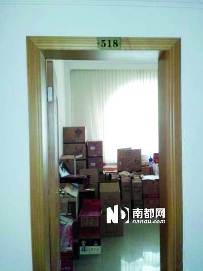 　江蘇靖江市工商局餐廳倉庫里被爆堆滿了高檔酒。