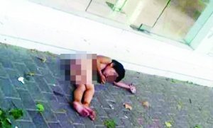 大熱天，小女孩赤身躺在馬路上