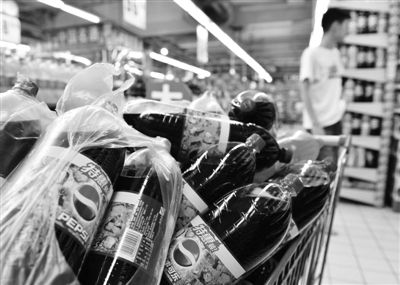 昨日，浙江省杭州市，在一家超市里拍攝到的百事可樂(lè)。近日，百事可樂(lè)再次遭遇“致癌風(fēng)波”。圖/CFP