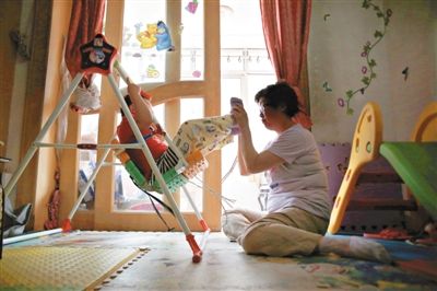 6月14日，未婚媽媽于軍的家里，她正在陪女兒悅悅玩耍。悅悅4歲了，因為沒有爸爸的信息而始終上不了戶口。