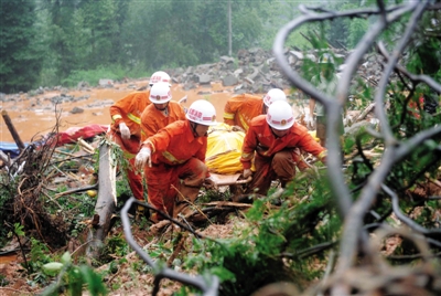 昨日，消防隊員在四川省都江堰市中興鎮(zhèn)三溪村滑坡現(xiàn)場運送遇難者遺體。新華社記者 薛玉斌 攝