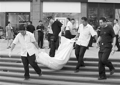 昨日,朝陽區(qū)青年路大悅城東側(cè),一男子持刀行兇致兩人死亡。經(jīng)初步審查,嫌疑人自稱孝某(男,27歲,山東省沂水縣人),有精神病。目前,北京警方正聯(lián)系兩名受害人的親友。新華社發(fā)