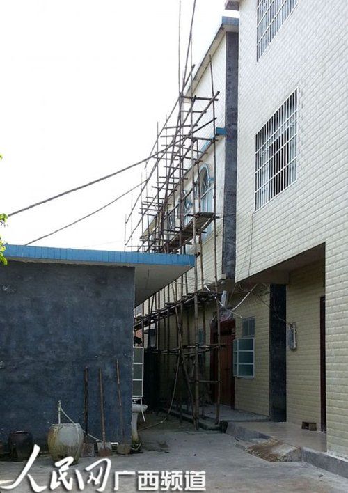 何某某的家門(mén)緊鎖，23日晚家人連夜搬家，現(xiàn)在去向不明