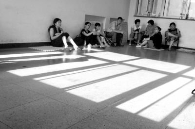 女童的家屬在醫(yī)院走廊中等待。京華時報記者趙思衡攝