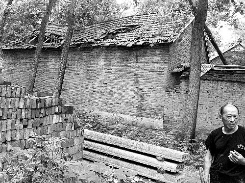 嫌疑人父母時常外出反映問題，家里的房子已破爛不堪。