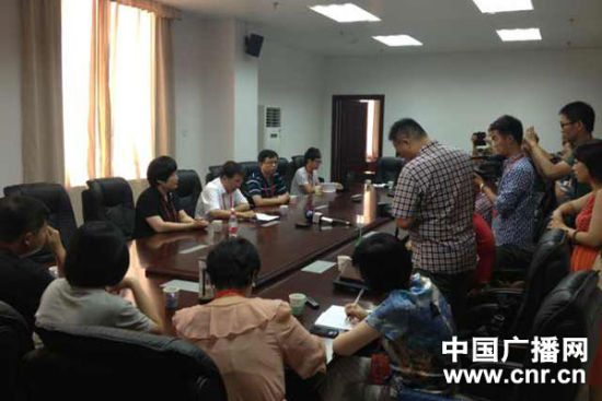 試卷原件展示前向媒體說(shuō)明情況，并要求媒體不能拍照或攝像