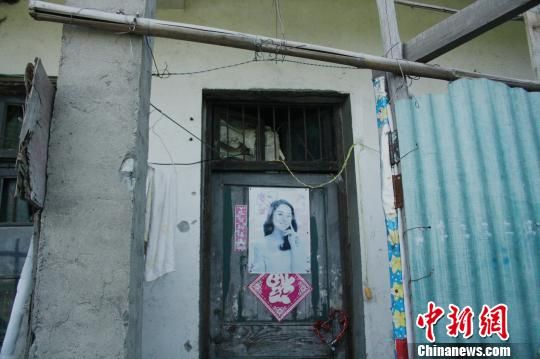 圖為嫌犯租住的民房，當(dāng)天受害人即攀在門上的窗口對外呼救。 吳佳蔚 攝