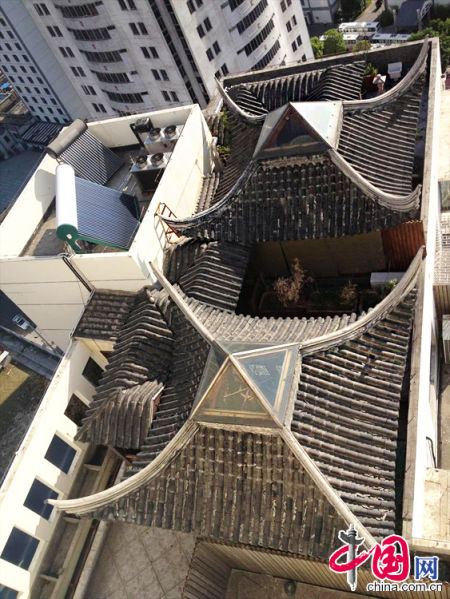 2013年8月14日，江蘇蘇州蘇州市三香大廈高樓18層樓頂東側(cè)陽臺上的“蘇州園林”式別墅，兩座涼亭和兩道回廊，飛檐翹角，一派蘇州園林的氣勢。中國網(wǎng)圖片庫李俊鋒攝影