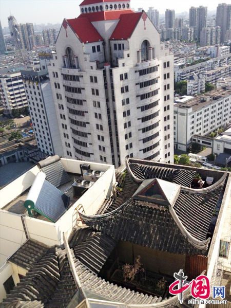 2013年8月14日，江蘇蘇州蘇州市三香大廈高樓18層樓頂東側(cè)陽臺上的“蘇州園林”式別墅，兩座涼亭和兩道回廊，飛檐翹角，一派蘇州園林的氣勢。中國網(wǎng)圖片庫李俊鋒攝影