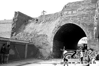 昨日上午9時(shí)左右，工人在倒塌處重新裝上護(hù)欄。實(shí)習(xí)記者 楊虎元 攝