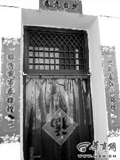 昨日中午，張某辦公室大門緊閉。