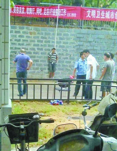 小偷被五花大綁捆在小區(qū)門前的墻壁上示眾。 網(wǎng)友羅先生 攝