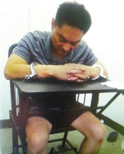 韓磊被控制時接受警方訊問。本組圖片為視頻截圖