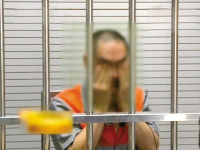 韓磊掩面哭泣。