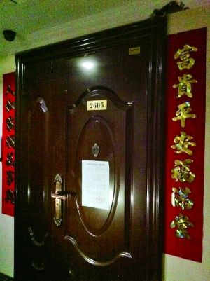 拆除公告昨天仍貼在2605號(hào)大門(mén)上。