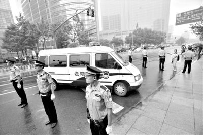 　　昨日早上,押解李某某的車隊開進法院。當日,李某某等5人涉嫌強奸案在海淀法院不公開審理。本版攝影/新京報記者 王貴彬