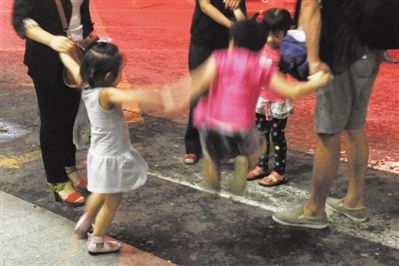 2012年8月1日晚，北京兒童醫(yī)院，三個來自廊坊的小女孩在玩耍，她們都被幼兒園老板性侵害。本版攝影/新京報記者 尹亞飛