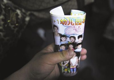 2012年8月1日，事發(fā)幼兒園一受害女童展示班級合影。