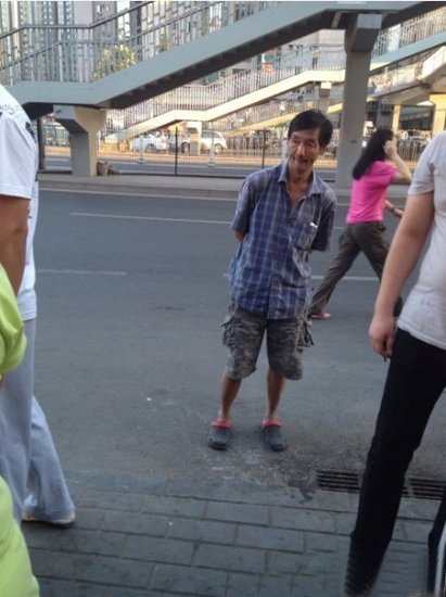 搶嬰男子站在一旁。