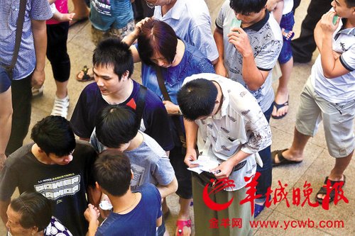 挎腰包的“黃?！狈职l(fā)一輪“任務(wù)”后，自己也開始整理“炒號”簽條