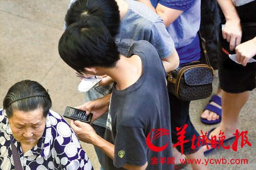 排隊的“黃?！备魇謭?zhí)一疊白紙，上面寫好了要掛號的人的信息，包括姓名、電話、要掛的科室等。穿黑白花紋衣服的老婆婆正在排隊掛號